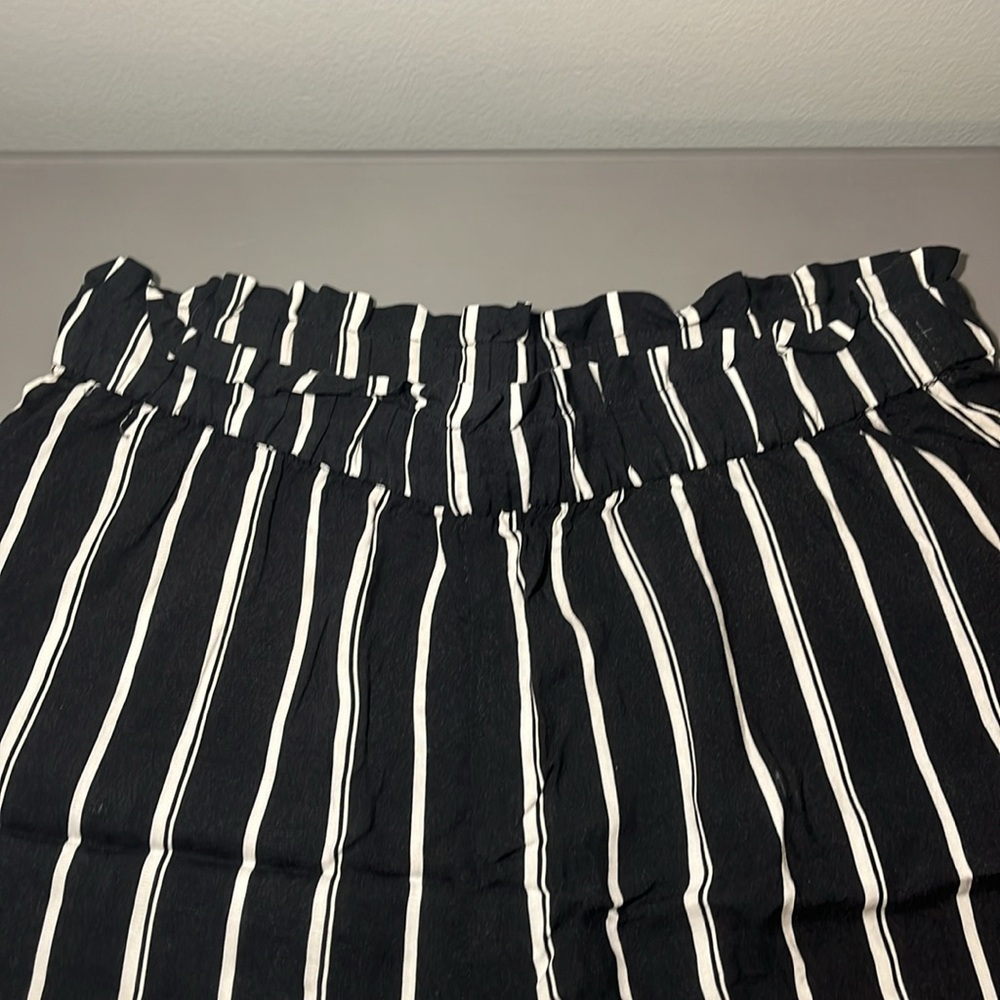 H&M Shorts - Picture 2 of 3